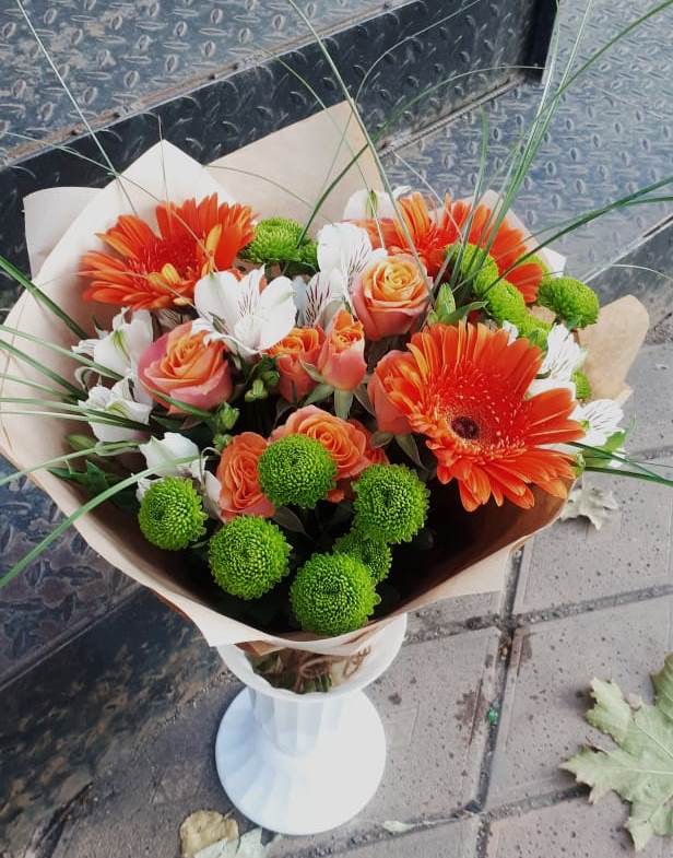 Букет огненно-рыжий в Нинах Букет цветов из: Герберы, Хризантемы, Альстромерии и Розы в Нинах