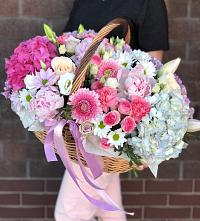 Цветочная композиция из Розы, Хризантемы, Пионы и Лизиантусы в корзине в Нинах