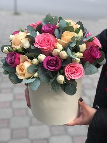 Цветочная композиция из Розы в шляпной коробке в Нинах