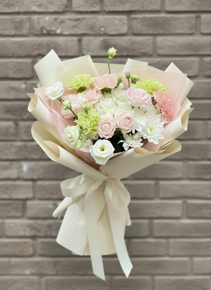 Букет Трепет мечты в Нинах Букет цветов из: Гвоздики, Розы, Лизиантусы и Хризантемы в Нинах