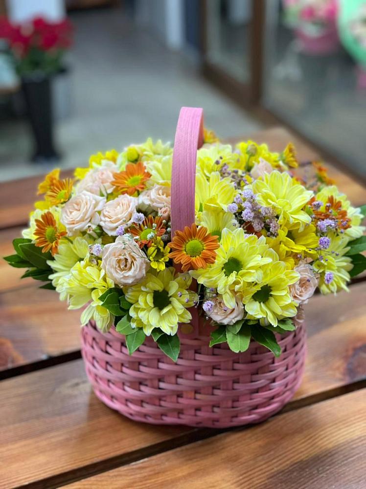 Цветочная композиция из Хризантемы и Розы в корзине в Нинах