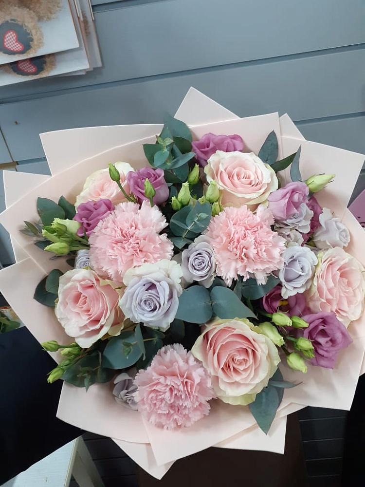 Букет обаятельный в Нинах Букет цветов из: Розы, Гвоздики и Лизиантусы в Нинах