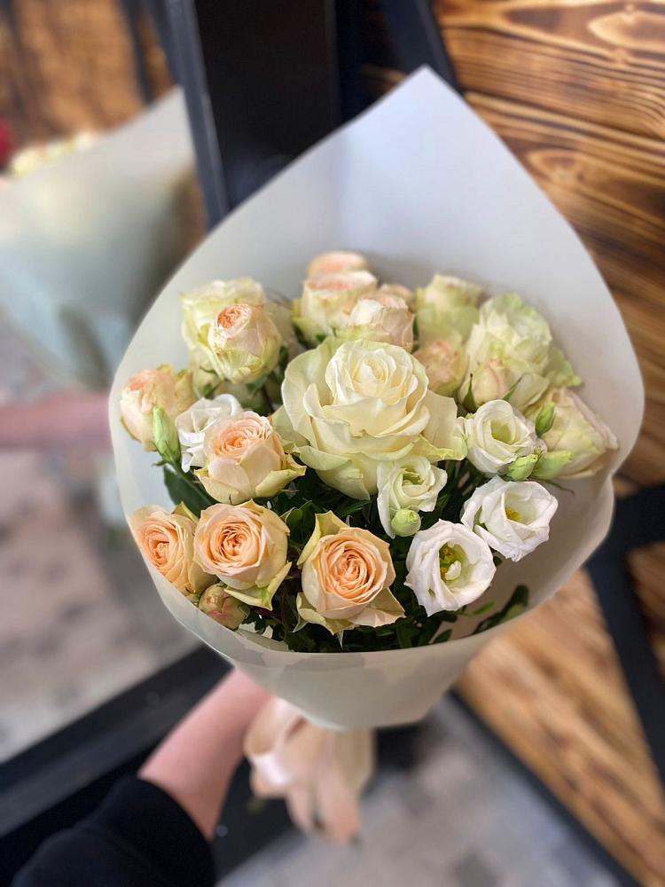 Букет Летний бриз в Нинах Букет цветов из: Розы и Лизиантусы в Нинах